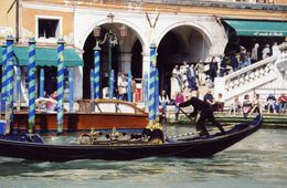 Typická benátská gondola